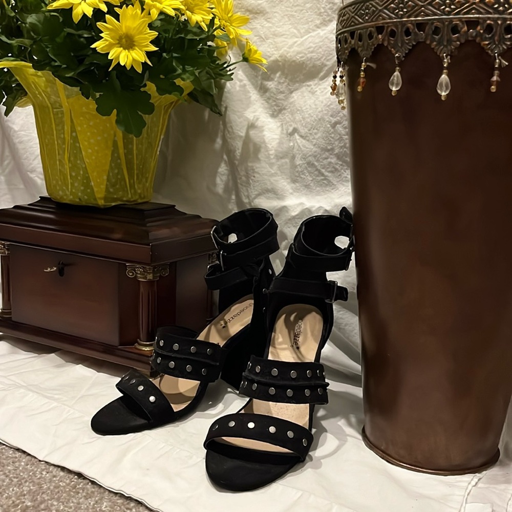 SHOE DAZZLE STRAPPY black VELVET 4" covered BLOCK HEEL BUCKLE & STUDS size 8.5
